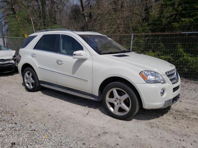 4JGBB7CB3BA635845 - 2011 MERCEDES-BENZ ML 550 4MATIC WHITE photo 4