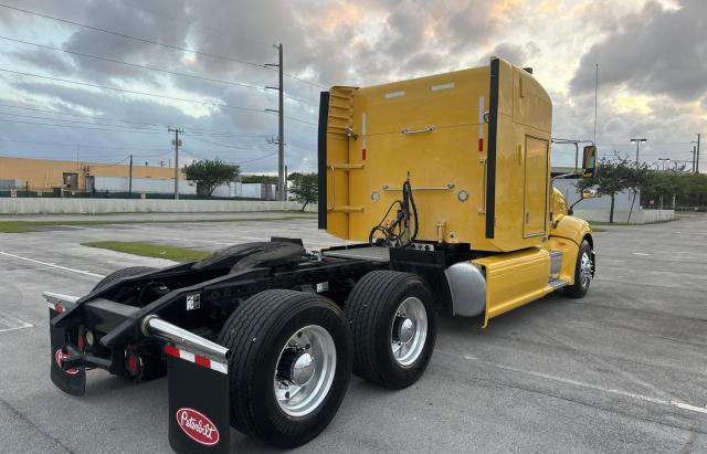 1XPHD49X9AD106020 - 2010 PETERBILT 386 YELLOW photo 4