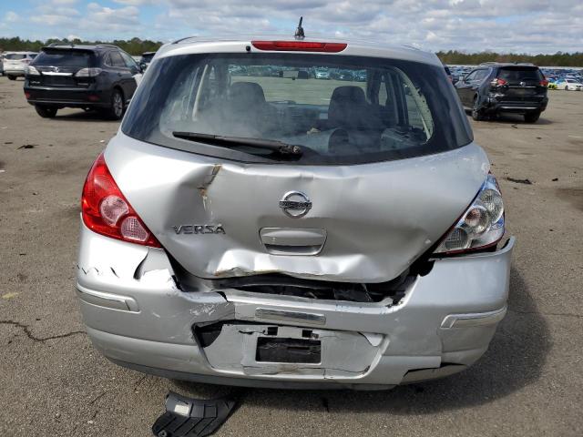 3N1BC13E28L374818 - 2008 NISSAN VERSA S SILVER photo 6