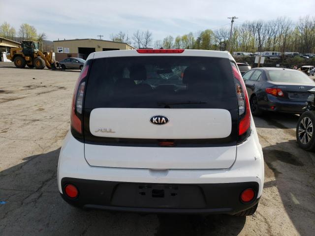 KNDJN2A26J7601259 - 2018 KIA SOUL WHITE photo 6