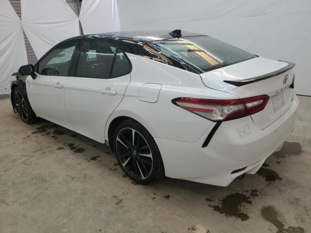 4T1BZ1HK1JU014537 - 2018 TOYOTA CAMRY XSE WHITE photo 2