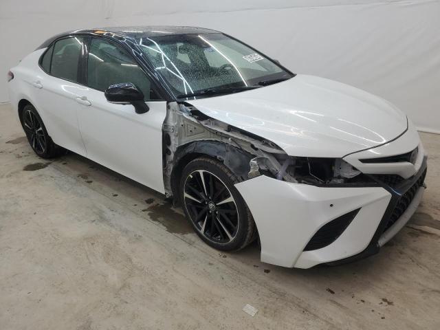 4T1BZ1HK1JU014537 - 2018 TOYOTA CAMRY XSE WHITE photo 4