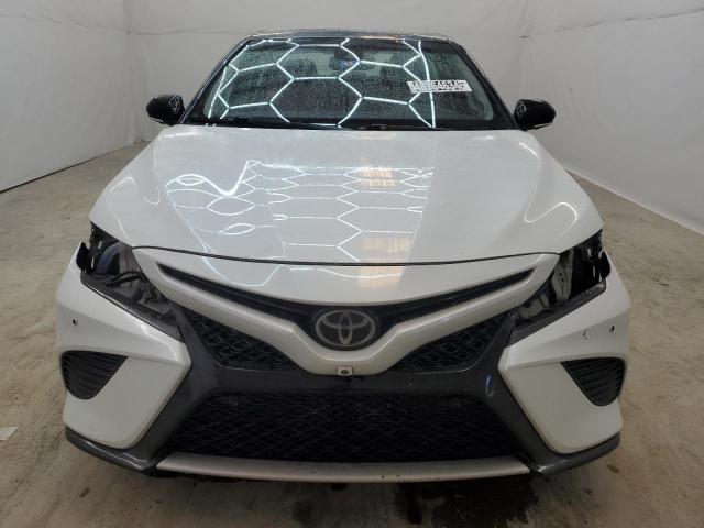 4T1BZ1HK1JU014537 - 2018 TOYOTA CAMRY XSE WHITE photo 5