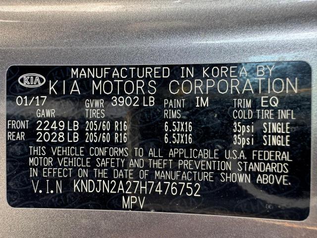 KNDJN2A27H7476752 - 2017 KIA SOUL GRAY photo 15