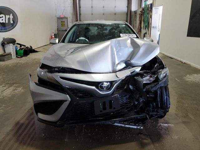 4T1G11AK7PU797931 - 2023 TOYOTA CAMRY SE NIGHT SHADE SILVER photo 5