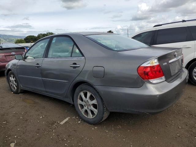 4T1BF32K85U600817 - 2005 TOYOTA CAMRY LE GRAY photo 2