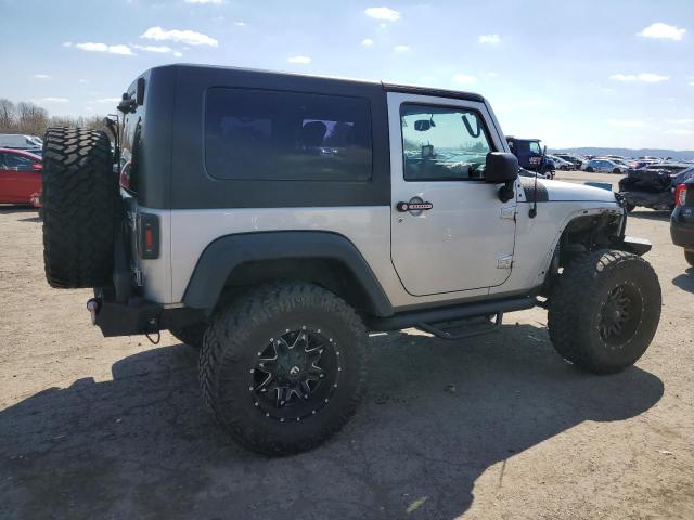 1J4FA54128L520938 - 2008 JEEP WRANGLER SAHARA SILVER photo 3