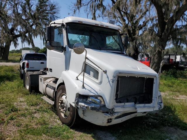 2004 VOLVO VN VNM, 