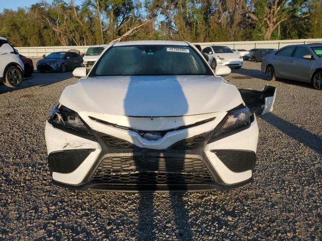 4T1T11AK5RU842706 - 2024 TOYOTA CAMRY SE NIGHT SHADE WHITE photo 5