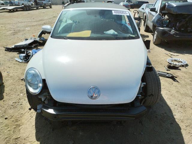 3VW5P7AT3DM811732 - 2013 VOLKSWAGEN BEETLE WHITE photo 5