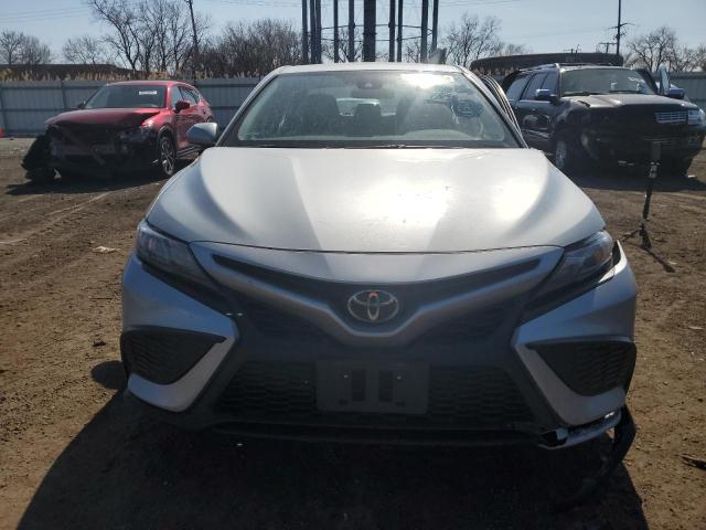 4T1G11AK6RU200125 - 2024 TOYOTA CAMRY SE NIGHT SHADE SILVER photo 5