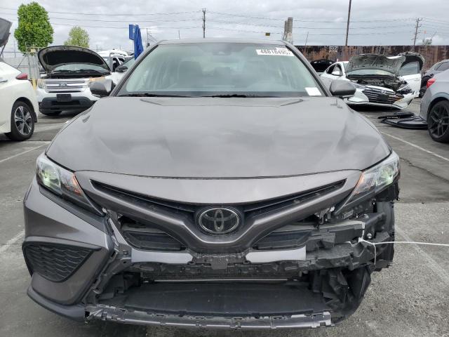 4T1G11AK5PU737114 - 2023 TOYOTA CAMRY SE NIGHT SHADE GRAY photo 5
