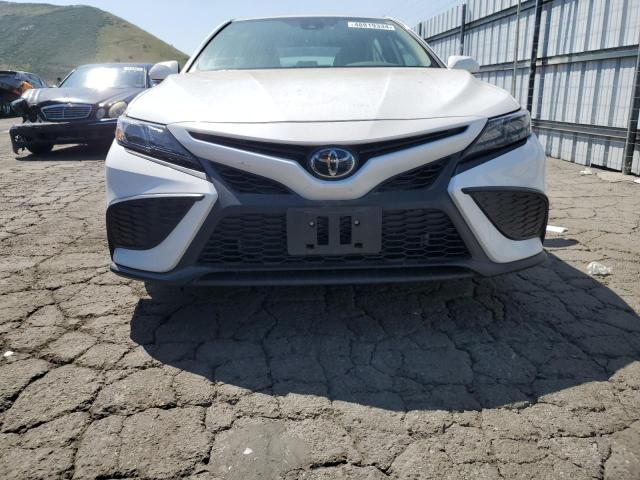 4T1T11AK0PU835059 - 2023 TOYOTA CAMRY SE NIGHT SHADE WHITE photo 5