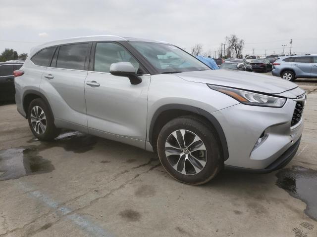 5TDGZRAH8LS503368 - 2020 TOYOTA HIGHLANDER XLE SILVER photo 4