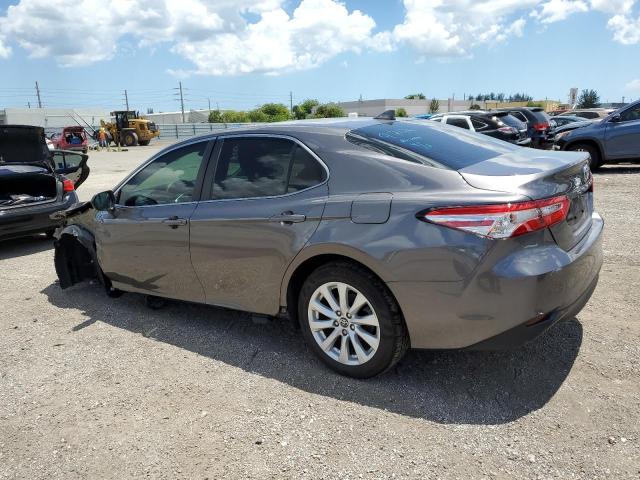 4T1C11AK6LU883451 - 2020 TOYOTA CAMRY LE GRAY photo 2