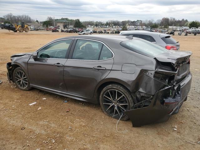 4T1G11AK6MU560505 - 2021 TOYOTA CAMRY SE GRAY photo 2