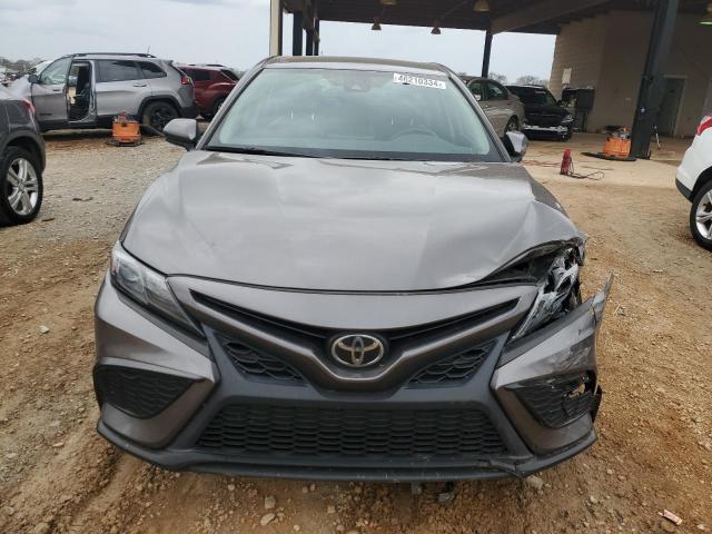 4T1G11AK6MU560505 - 2021 TOYOTA CAMRY SE GRAY photo 5