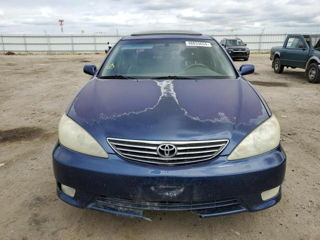 4T1BF30K55U086525 - 2005 TOYOTA CAMRY LE BLUE photo 5