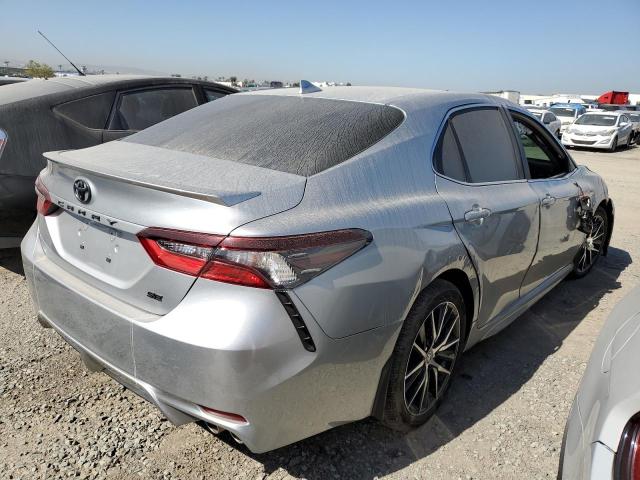 4T1T11AK0MU538207 - 2021 TOYOTA CAMRY SE SILVER photo 3