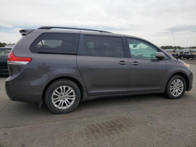 5TDYK3DC1BS148113 - 2011 TOYOTA SIENNA XLE GRAY photo 3