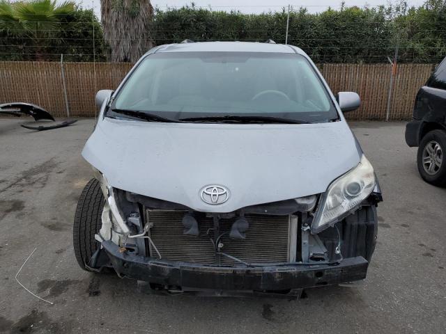 5TDKK3DC8DS346552 - 2013 TOYOTA SIENNA LE SILVER photo 5