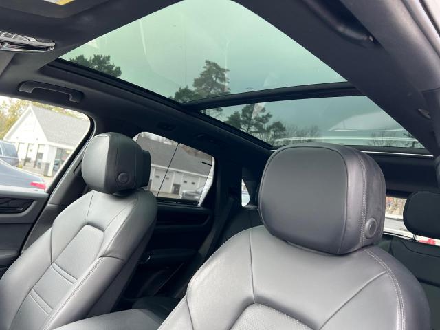 WP1AA2AY0KDA14301 - 2019 PORSCHE CAYENNE WHITE photo 9