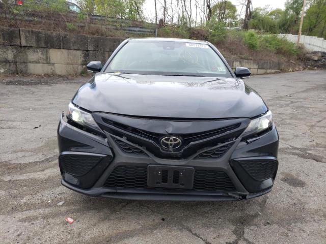 4T1G11AK4NU053510 - 2022 TOYOTA CAMRY SE BLACK photo 5