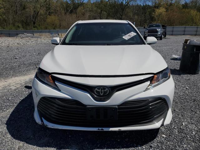 4T1B11HK1JU065835 - 2018 TOYOTA CAMRY L WHITE photo 5