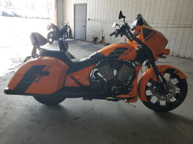 5VPXMAAA4H3056941 - 2017 VICTORY MOTORCYCLES MAGNUM ORANGE photo 1