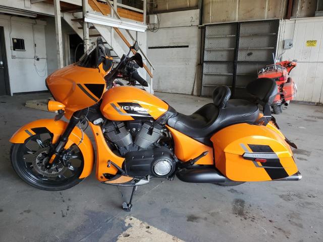 5VPXMAAA4H3056941 - 2017 VICTORY MOTORCYCLES MAGNUM ORANGE photo 3