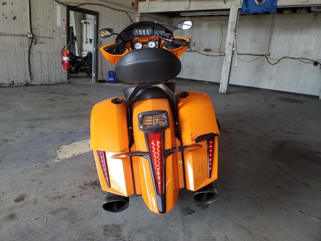 5VPXMAAA4H3056941 - 2017 VICTORY MOTORCYCLES MAGNUM ORANGE photo 4