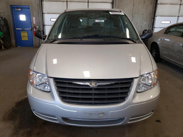 1C4GP45R65B440504 - 2005 CHRYSLER TOWN & COU 银色 照片 5