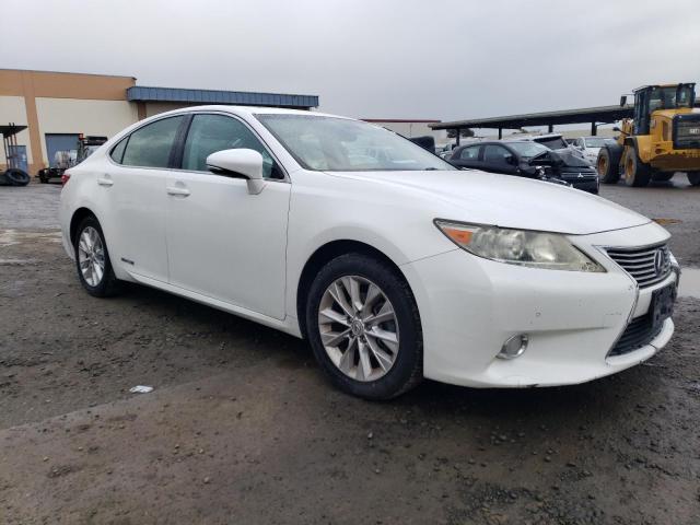 JTHBW1GG7D2017032 - 2013 LEXUS ES 300H WHITE photo 4