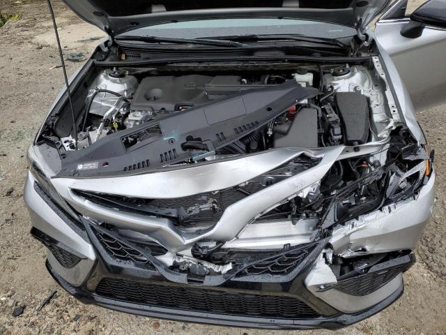 4T1G11AKXPU731289 - 2023 TOYOTA CAMRY SE NIGHT SHADE SILVER photo 11