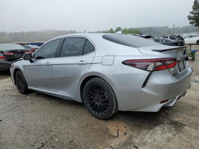 4T1G11AKXPU731289 - 2023 TOYOTA CAMRY SE NIGHT SHADE SILVER photo 2