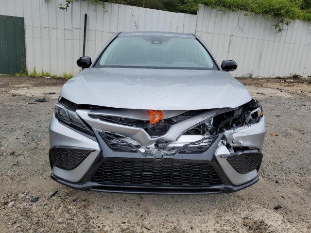 4T1G11AKXPU731289 - 2023 TOYOTA CAMRY SE NIGHT SHADE SILVER photo 5