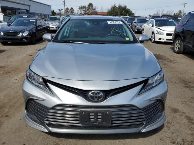 4T1R11AK8NU699903 - 2022 TOYOTA CAMRY LE SILVER photo 5