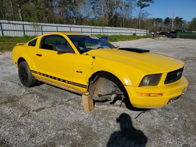 1ZVFT80NX55239283 - 2005 FORD MUSTANG YELLOW photo 4