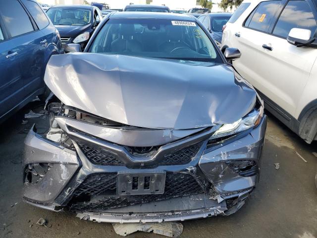 4T1BZ1HK9JU007609 - 2018 TOYOTA CAMRY XSE GRAY photo 5