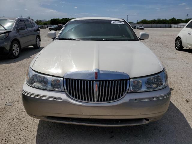 1LNHM82W52Y635531 - 2002 LINCOLN TOWN CAR SIGNATURE WHITE photo 5