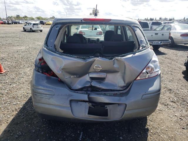 3N1BC13E88L371745 - 2008 NISSAN VERSA S GRAY photo 6