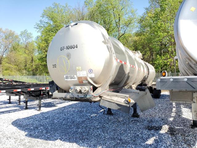 10BAB6235BF0C4587 - 2011 TANK TANKER SILVER photo 2