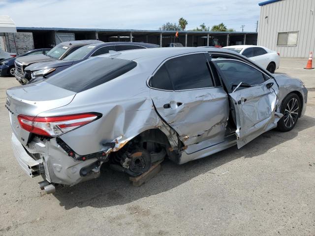 4T1G11AK0LU971056 - 2020 TOYOTA CAMRY SE SILVER photo 3