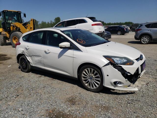 1FAHP3N23CL281617 - 2012 FORD FOCUS TITANIUM WHITE photo 4