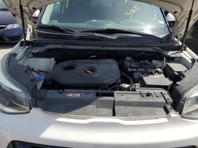 KNDJP3A52G7257027 - 2016 KIA SOUL + WHITE photo 12