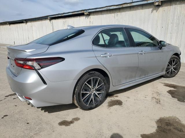 4T1G11AK5PU802608 - 2023 TOYOTA CAMRY SE NIGHT SHADE SILVER photo 3