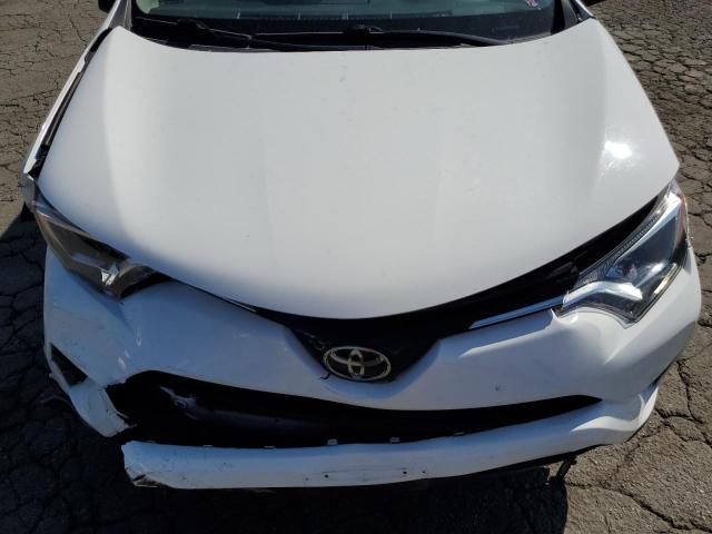 JTMBFREV9JJ250669 - 2018 TOYOTA RAV4 LE WHITE photo 11