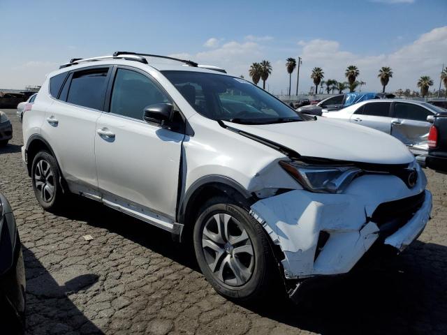 JTMBFREV9JJ250669 - 2018 TOYOTA RAV4 LE WHITE photo 4