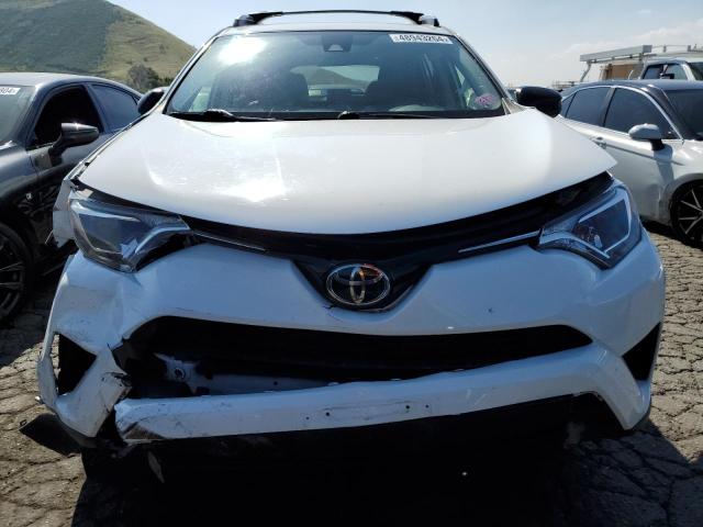 JTMBFREV9JJ250669 - 2018 TOYOTA RAV4 LE WHITE photo 5