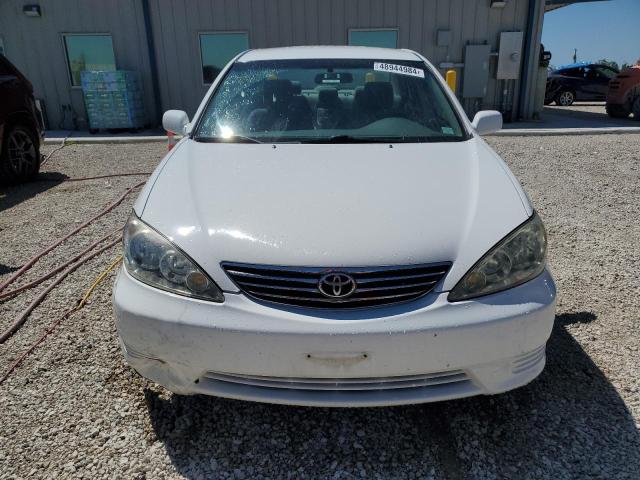 4T1BE30K25U594812 - 2005 TOYOTA CAMRY LE WHITE photo 5